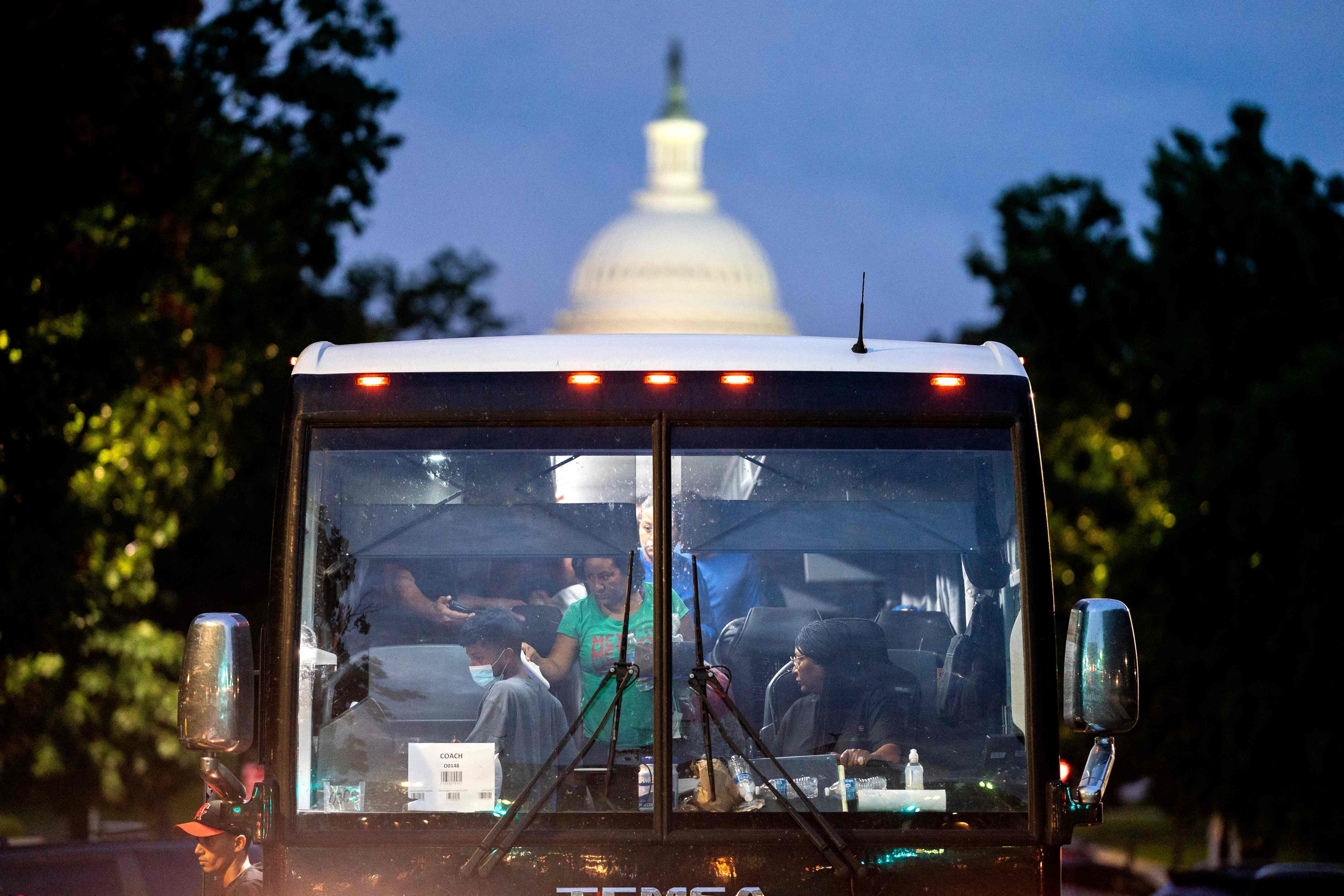 Migrants who boarded a bus in Texas are dropped off within view of the US Capitol building in Washington, DC, on Aug. 11, 2022. - Since April, Texas Governor Greg Abbott has ordered buses to carry thousands of migrants from Texas to Washington, DC, and New York City to highlight criticisms of US President Joe Biden's border policy,