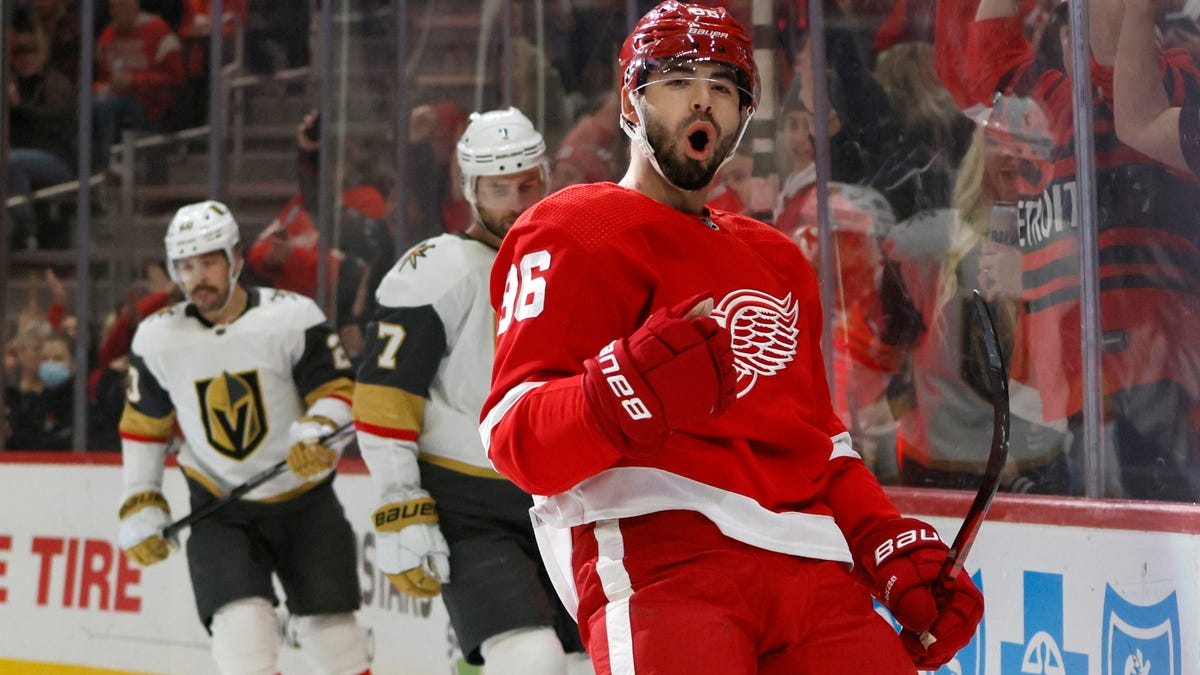 Larkin scores 200th goal and Red Wings beat Golden Knights