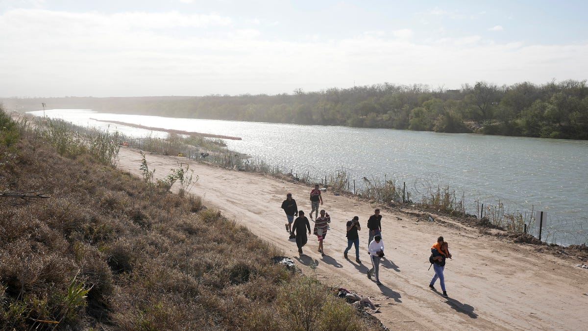 US Supreme Court extends hold on Texas law that would allow police to arrest migrants