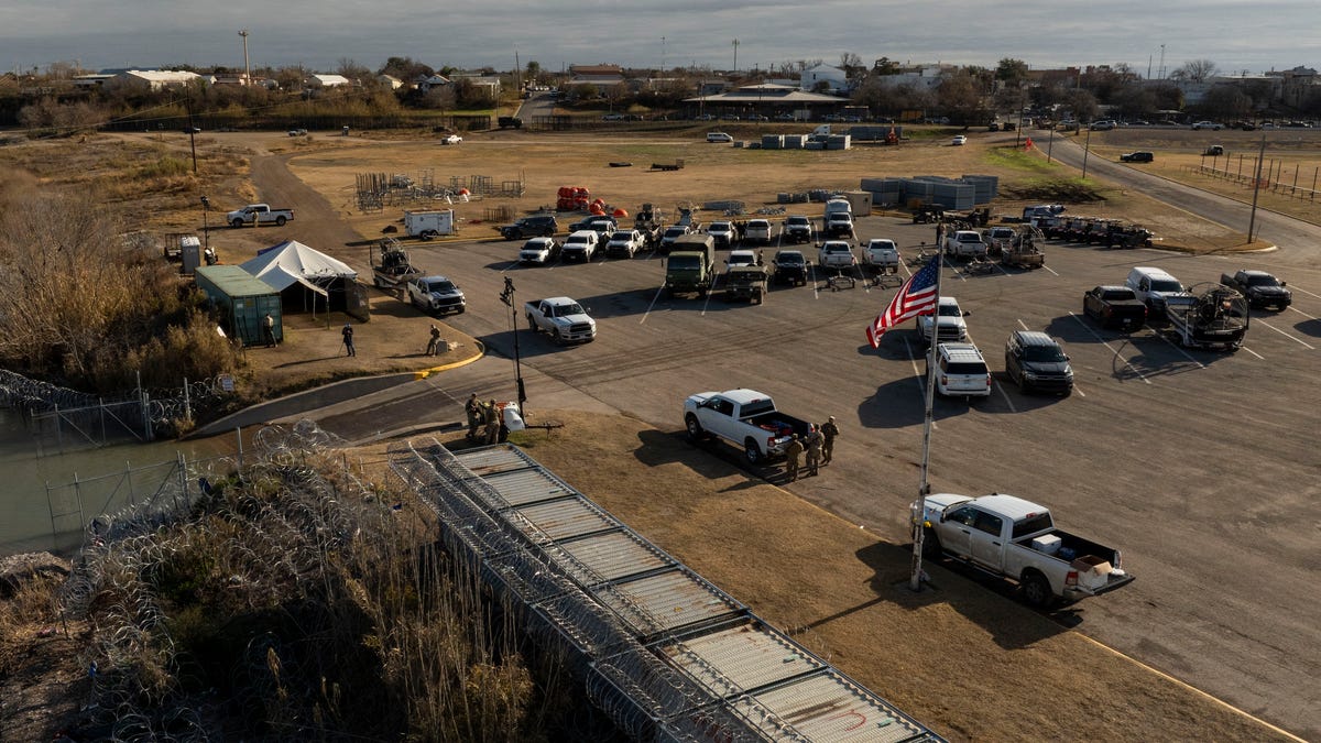 #US-Mexico border controversy is now a standoff in Eagle Pass, Texas