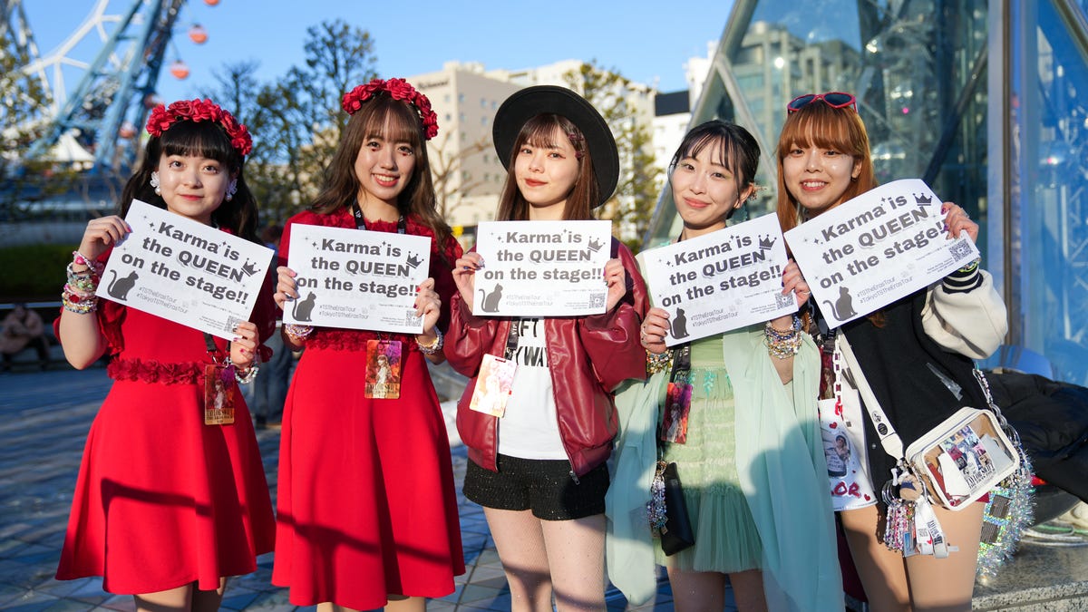 ينظم المشجعون اليابانيون حمل 500 لافتة لتايلور سويفت في جولة Eras