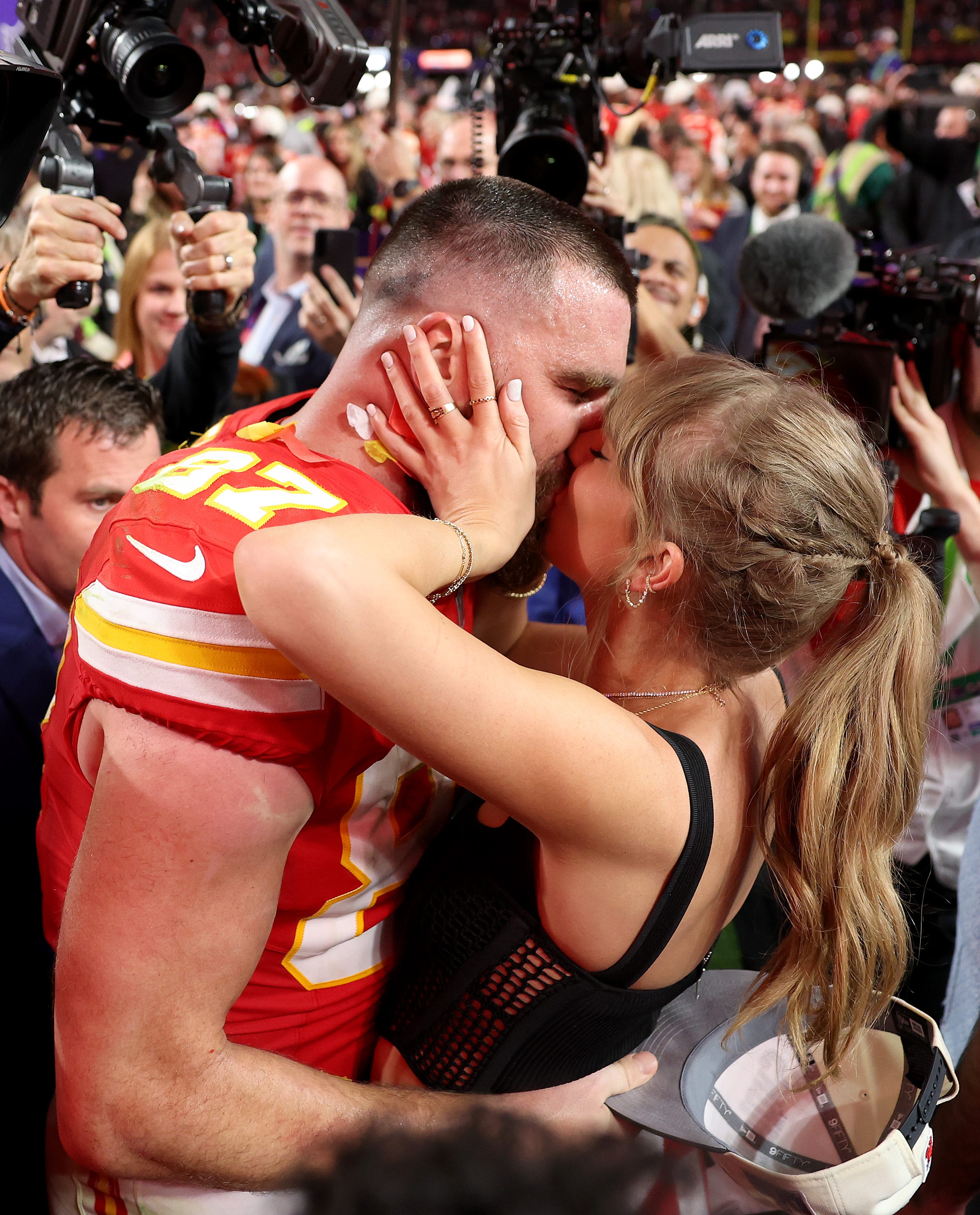 LAS VEGAS, NEVADA - FEBRUARY 11: Travis Kelce #87 of the Kansas City Chiefs kisses Taylor Swift after defeating the San Francisco 49ers 2 during Super Bowl LVIII at Allegiant Stadium on February 11, 2024 in Las Vegas, Nevada. (Photo by Ezra Shaw/Getty Images) ORG XMIT: 776097125 ORIG FILE ID: 2004233242