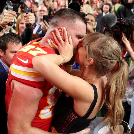 LAS VEGAS, NEVADA - FEBRUARY 11: Travis Kelce #87 of the Kansas City Chiefs kisses Taylor Swift after defeating the San Francisco 49ers 2 during Super Bowl LVIII at Allegiant Stadium on February 11, 2024 in Las Vegas, Nevada. (Photo by Ezra Shaw/Getty Images) ORG XMIT: 776097125 ORIG FILE ID: 2004233242