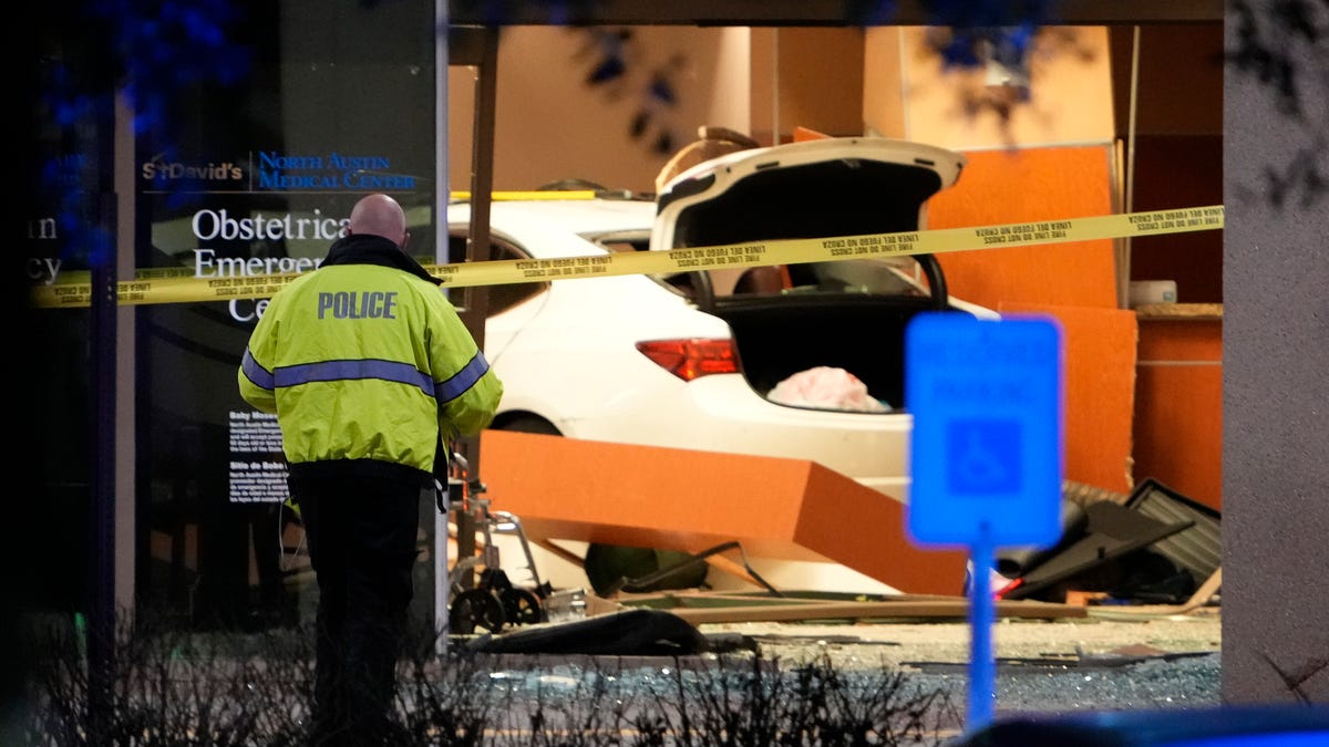 Car crashes into Texas emergency room leaving 1 dead, 5 injured. Here’s what we know