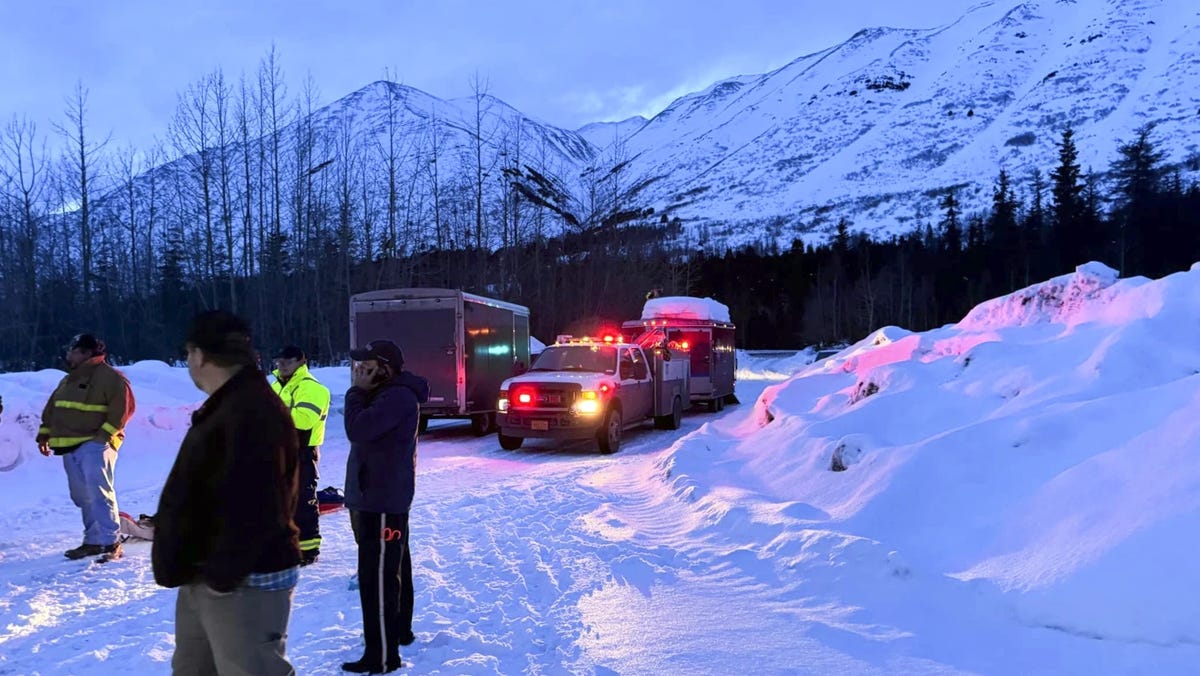 Avalanche kills 1 backcountry skier, leaves 2 others with head injuries in Alaska