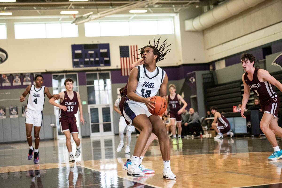 Dyoni Edwards Leading Bloomfield Hills Boys Basketball Team into the Postseason with Outstanding Skills and Leadership