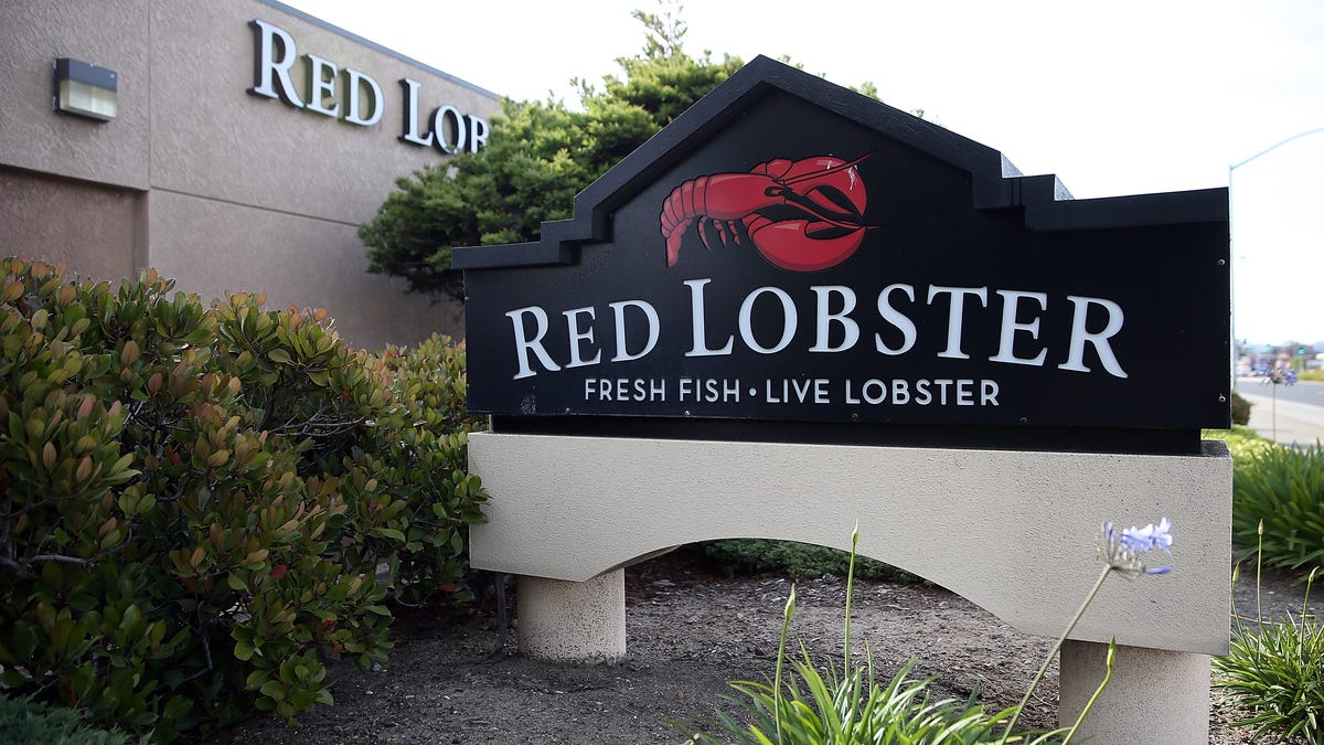 Red Lobster on the Brink: Reportedly Considering Chapter 11 Bankruptcy, Fans Keep Enjoying Their Favorite Dishes”.