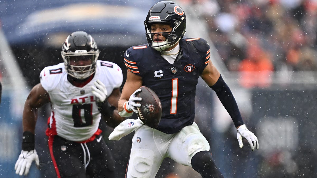 Dec 31, 2023; Chicago, Illinois, USA; Chicago Bears quarterback Justin Fields (1) scrambles for yards in the first half against the Atlanta Falcons at Soldier Field. Mandatory Credit: Jamie Sabau-USA TODAY Sports ORG XMIT: IMAGN-710746 ORIG FILE ID: 20231231_tbs_qt0_190.JPG