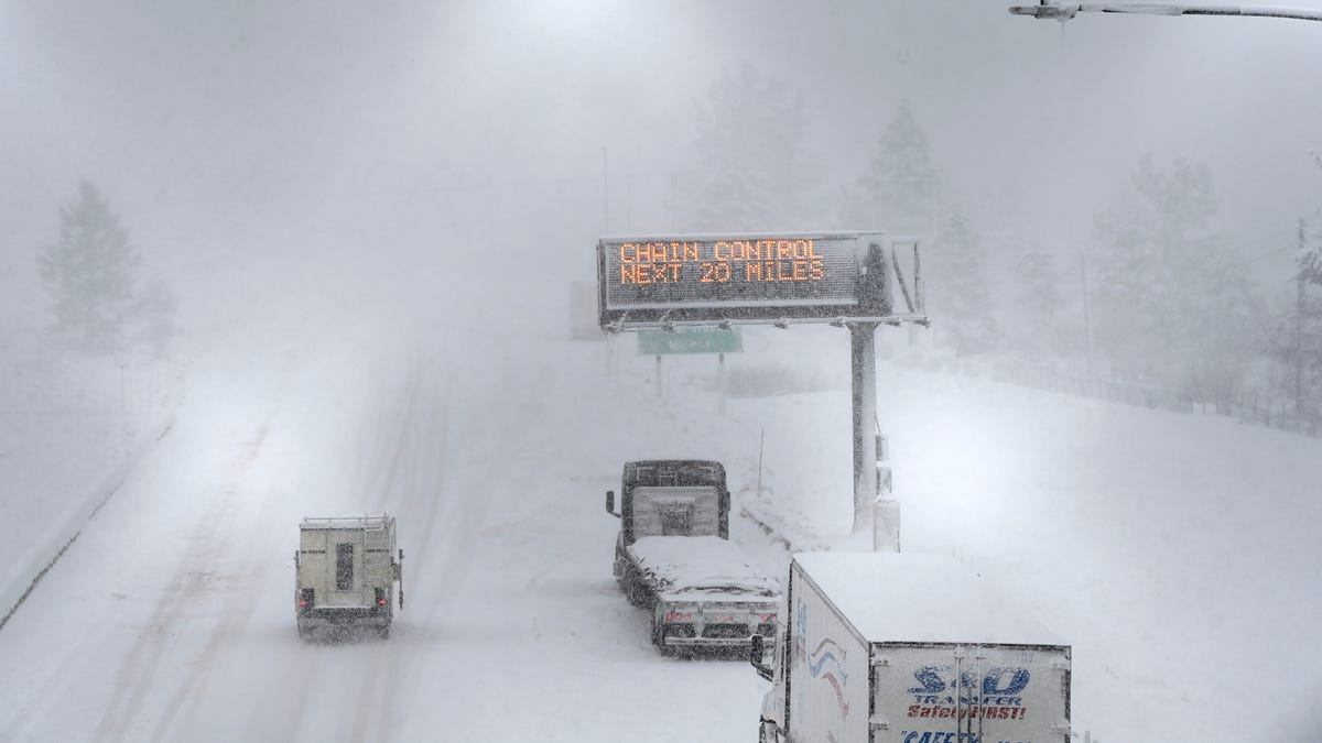 Burza śnieżna w Sierra Nevada zablokowała odcinki autostrady I-80, powodując unieruchomienie pojazdów