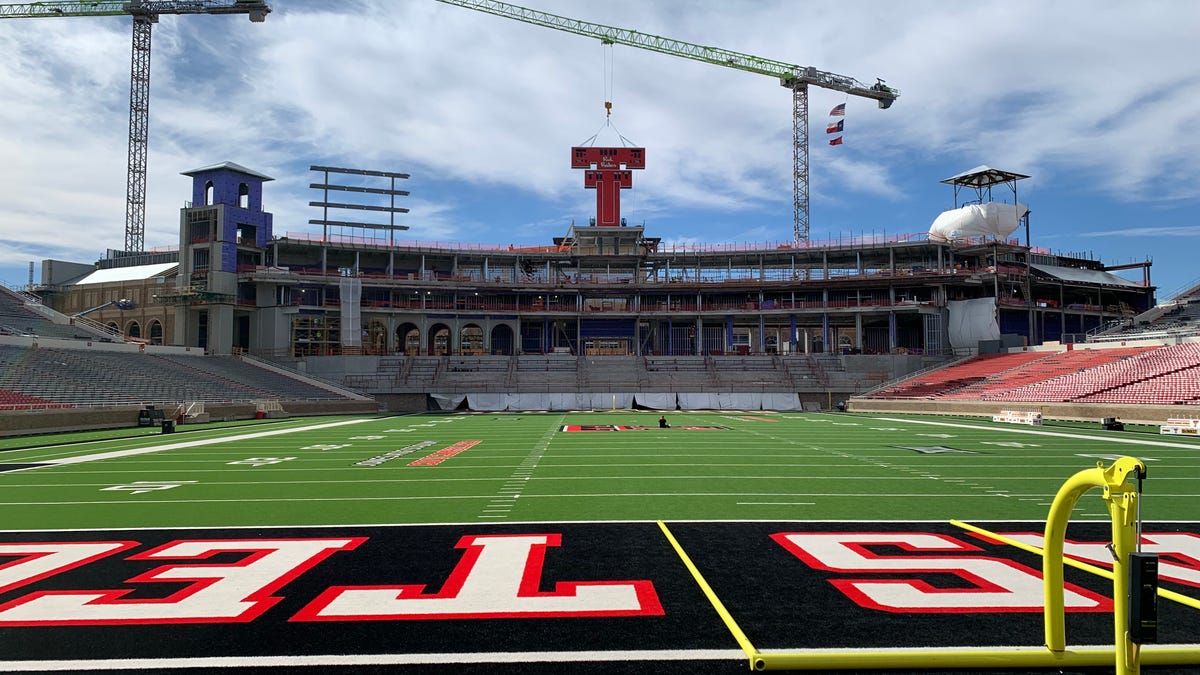 Papan skor Double T dipasang, memberikan cakrawala sepak bola Texas Tech yang familiar Papan skor Double T dipasang, memberikan cakrawala sepak bola Texas Tech yang familiar