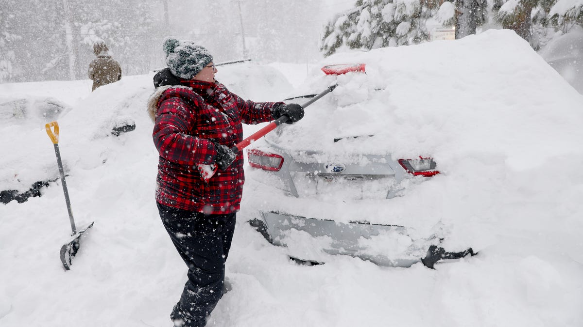 Une puissante tempête de neige frappe la Californie et la Sierra Nevada avec des conditions météorologiques potentiellement mortelles
