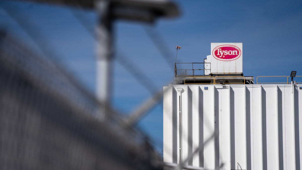 Tyson Foods closes its pork plant in Perry, Iowa, laying off 1,276 workers