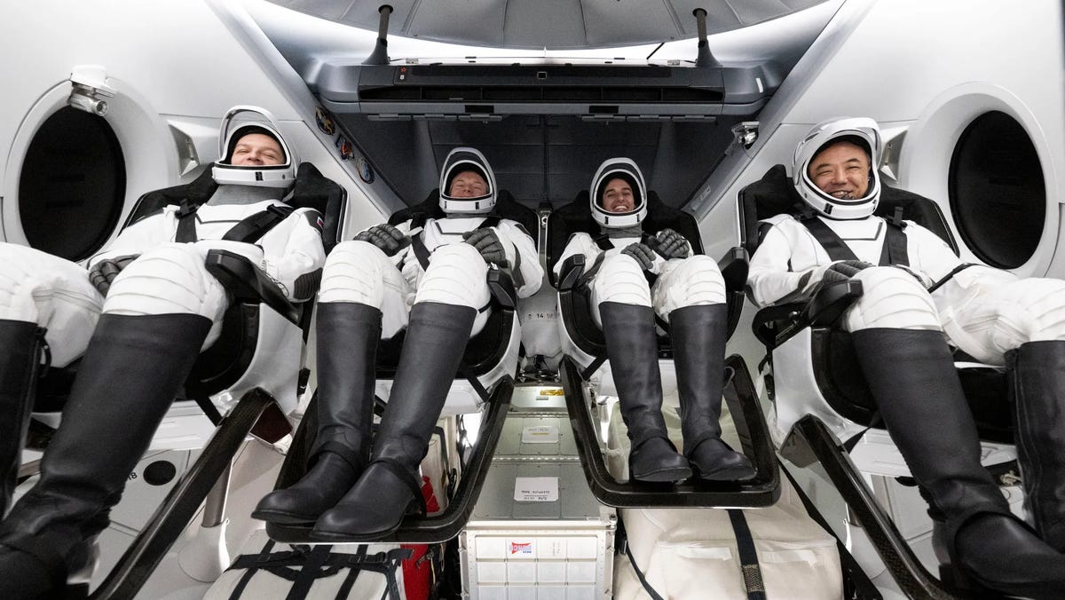 „SpaceX Dragon“ nukrenta sugrįždamas, o „Crew-7“ grįžta į Žemę