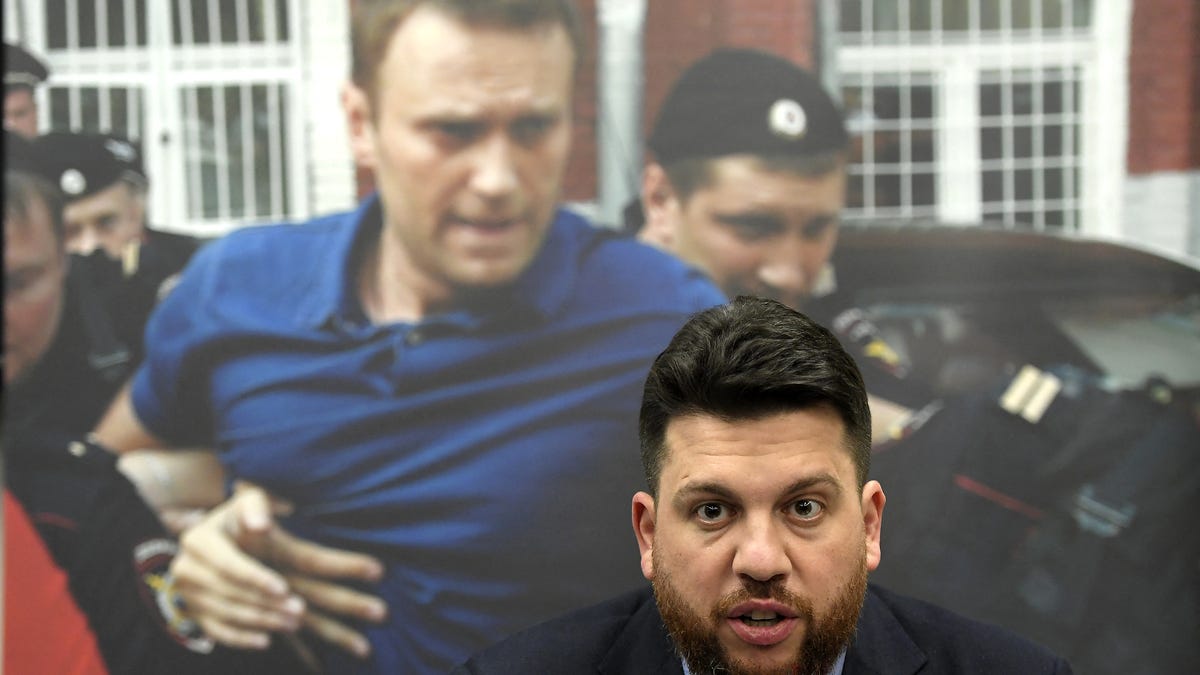 Leonid Volkov, de bondgenoot van Alexei Navalny, werd aangevallen met een hamer en traangas