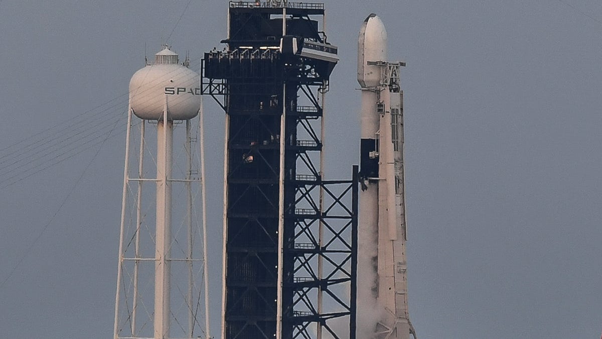 تحديثات مباشرة من إطلاق Starlink Falcon 9 في كيب