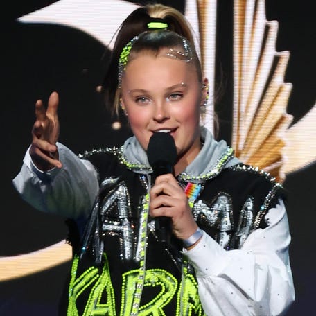 BEVERLY HILLS, CALIFORNIA - MARCH 14: JoJo Siwa performs onstage during the 35th GLAAD Media Awards - Los Angeles at The Beverly Hilton on March 14, 2024 in Beverly Hills, California. (Photo by Joe Scarnici/Getty Images for GLAAD ) ORG XMIT: 776118565 ORIG FILE ID: 2085541711