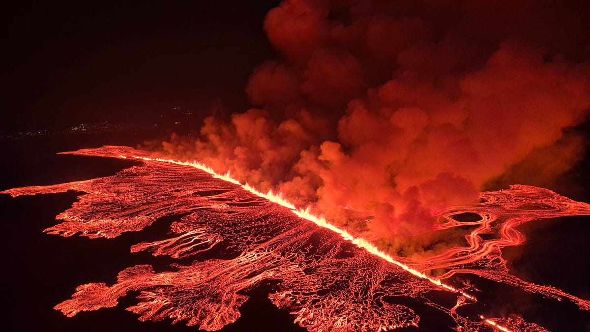 Izlandi vulkánkitörés.  Kék lagúna evakuálása: Tekintse meg a helyszínről készült képeket