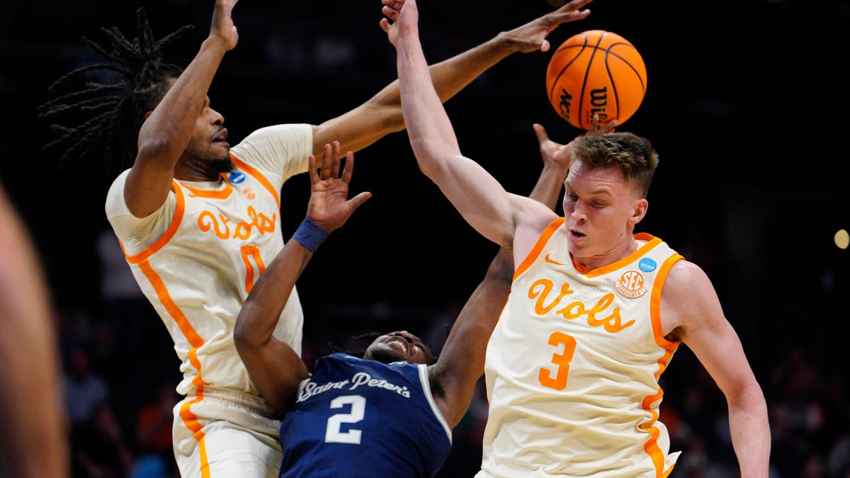 Tennessee basketball broke down the atmosphere in the locker room after Saint Peter's win