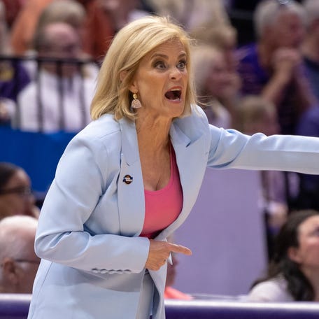 LSU coach Kim Mulkey gives direction to guard Aneesah Morrow (24) against the Rice Owls during the NCAA Tournament.