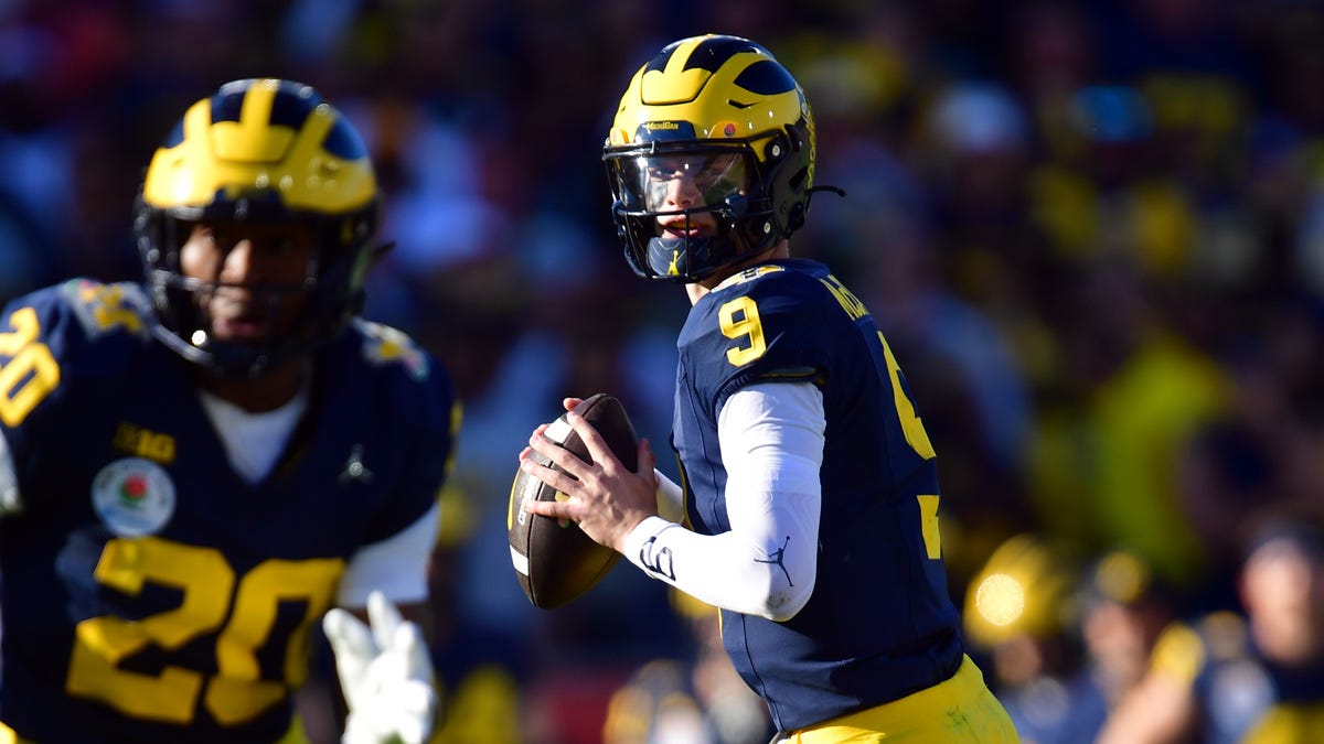 Michigan Wolverines quarterback J.J. McCarthy (9) looks to pass in the first quarter against the Alabama Crimson Tide in the 2024 Rose Bowl college football playoff semifinal game at Rose Bowl.
