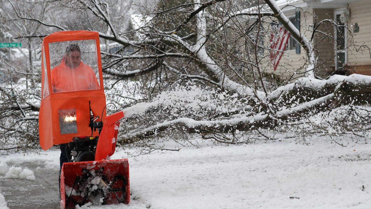 Während ein Schneesturm Teile der Vereinigten Staaten heimsucht, gibt es zahlreiche Warnungen zu Schnee, Wind und Überschwemmungen