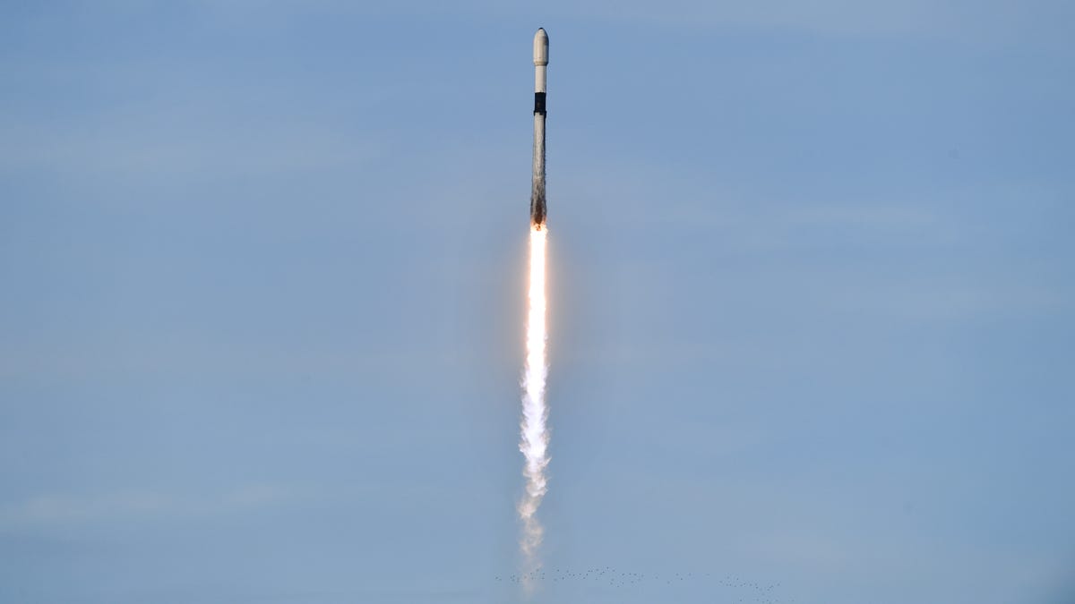 Živé aktualizácie zo štartu Starlink Falcon 9 na myse