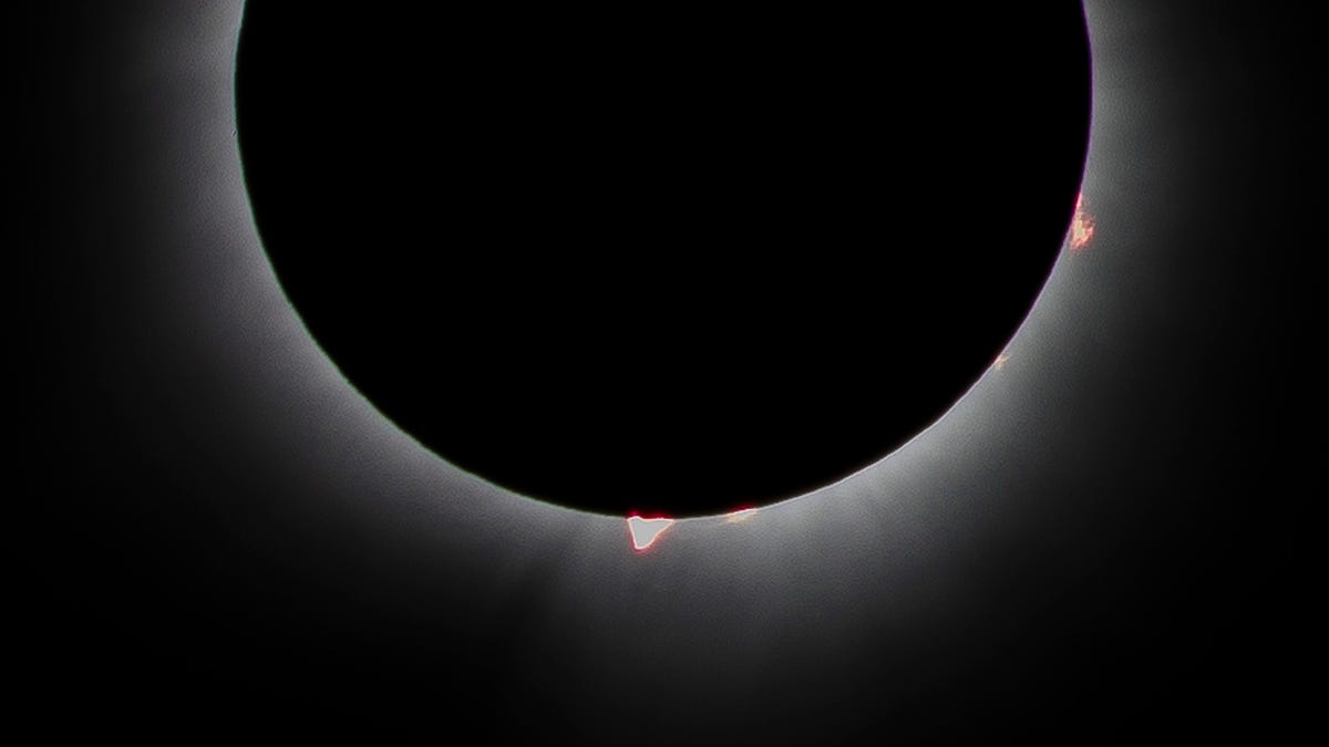 Während der totalen Sonnenfinsternis im Jahr 2024 sind „rote Flecken“ oder Sonnenprotuberanzen sichtbar