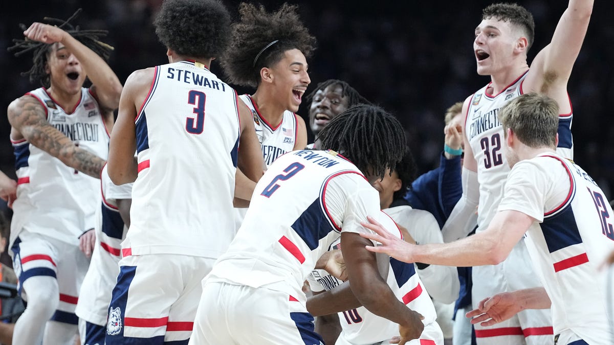 UConn は、男子 NCAA チャンピオンのトップエリートグループに加わります。 誰がリストに載っていますか? UConn は、男子 NCAA チャンピオンのトップエリートグループに加わります。 誰がリストに載っていますか?