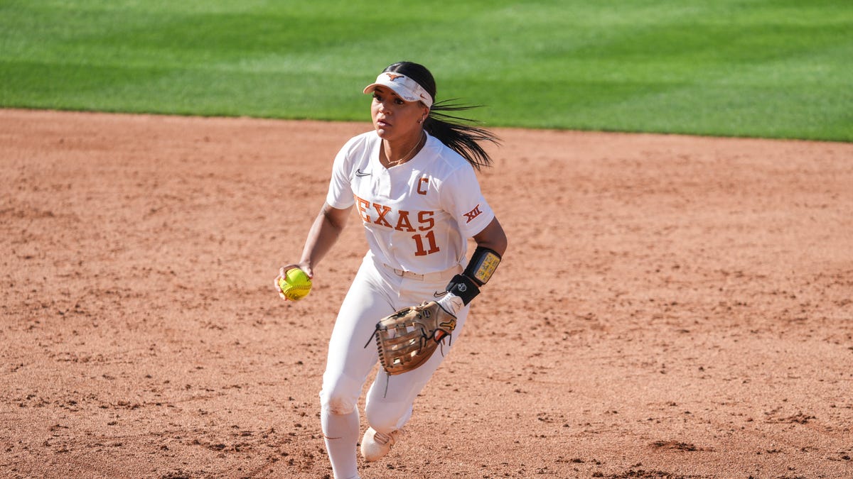 No. 1 Texas softball powers past Northwestern, improves to 2-0 in NCAA Tournament