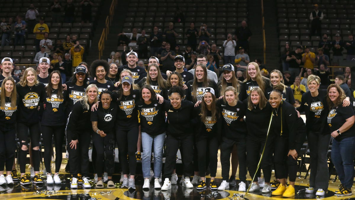 Iowa Eyaleti kadın basketbol takımı Kaitlyn Clark'ı kutluyor arenayı dolduruyor