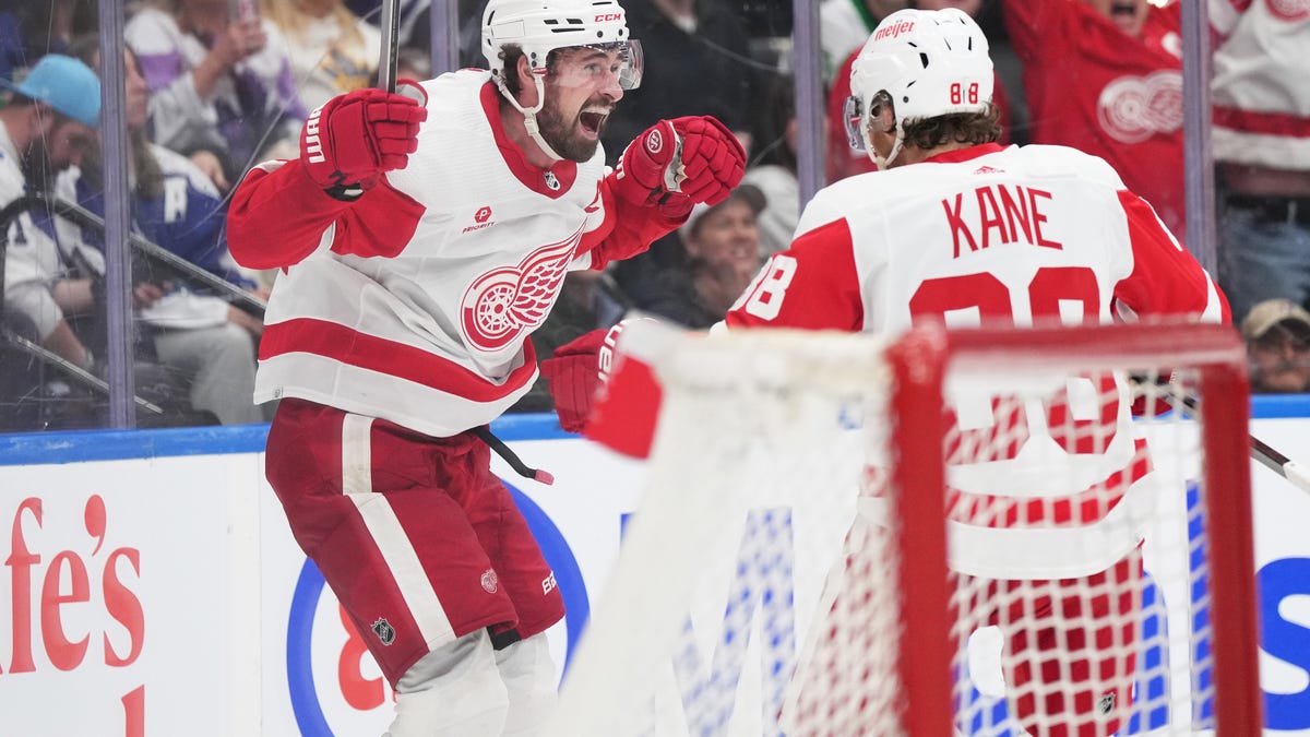 Dylan Larkin's goal in overtime lifts the Detroit Red Wings over the Maple Leafs, 5-4