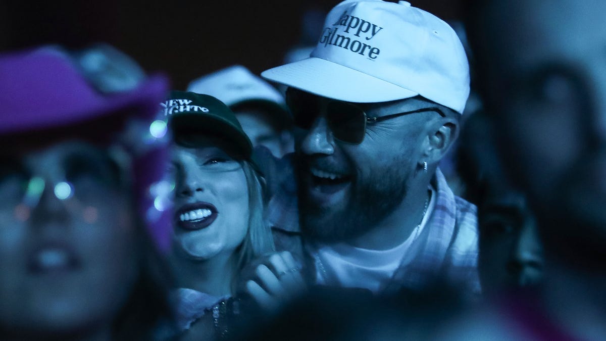Taylor Swift e Travis Kelce dançam Bleachers e Ice Spice no Coachella