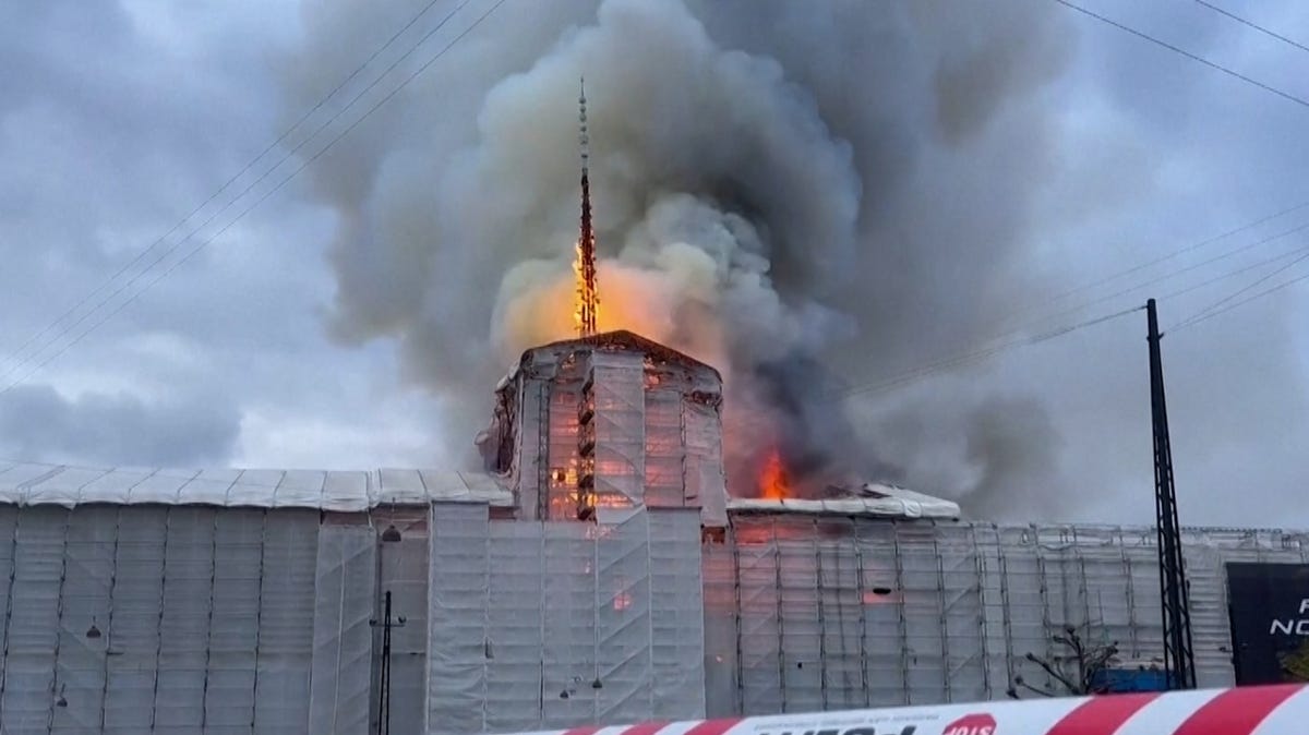 Kebakaran menghancurkan Bursa Efek Kopenhagen yang lama saat menaranya runtuh