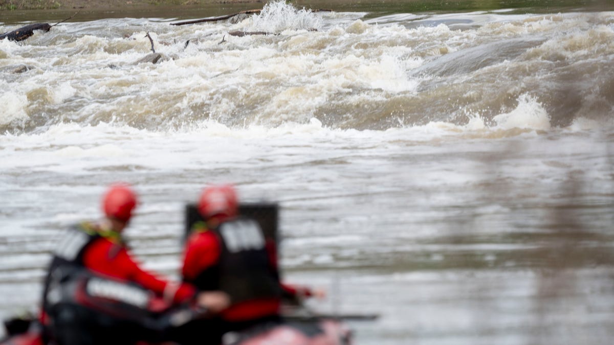 Missing kayaker’s body found along White River, second man remains missing