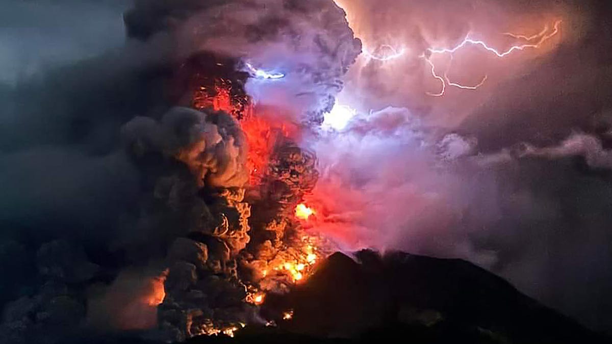 Der Vulkan Ruang brach aus und löste Tsunami-Warnungen aus