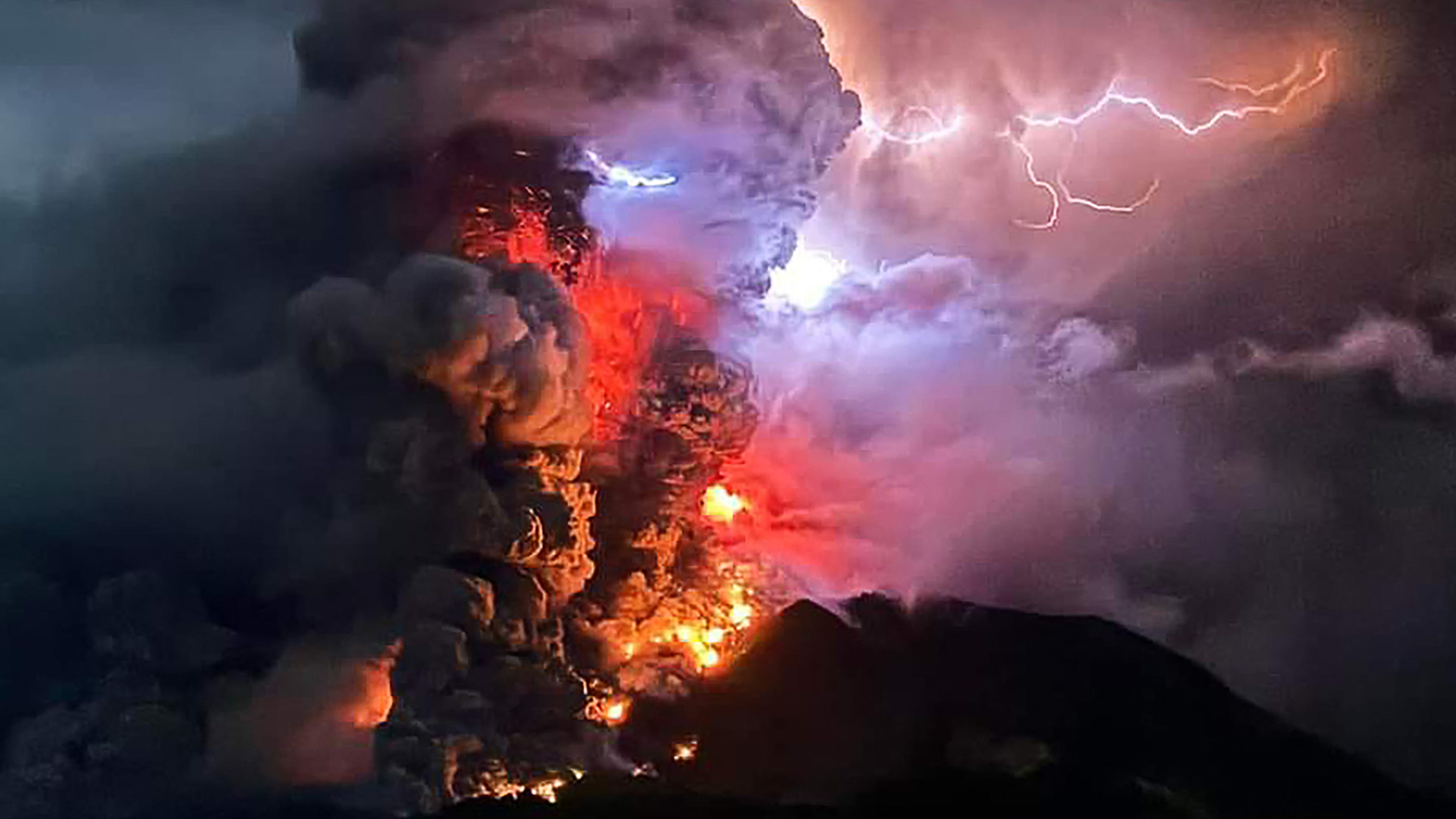 El volcán Ruang entró en erupción y generó alertas de tsunami