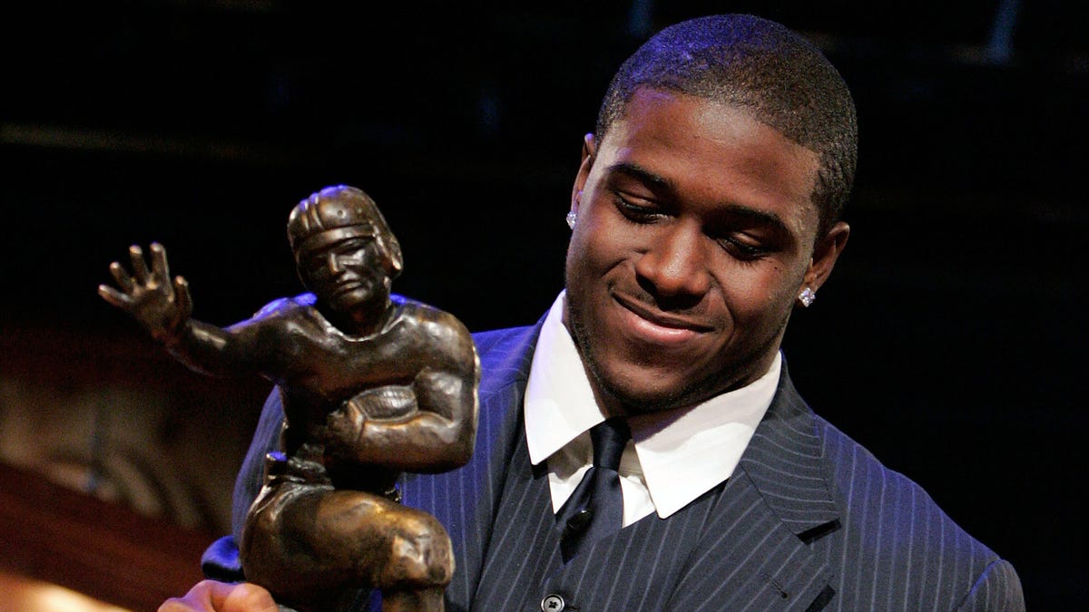 Winner Of The 2005 Heisman Trophy Reggie Bush Of The University Of Southern California Lifts The Award In New York