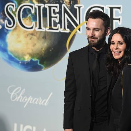 Johnny McDaid and Courteney Cox attend the 2019 Hollywood For Science Gala at Private Residence on February 21, 2019 in Los Angeles, California.