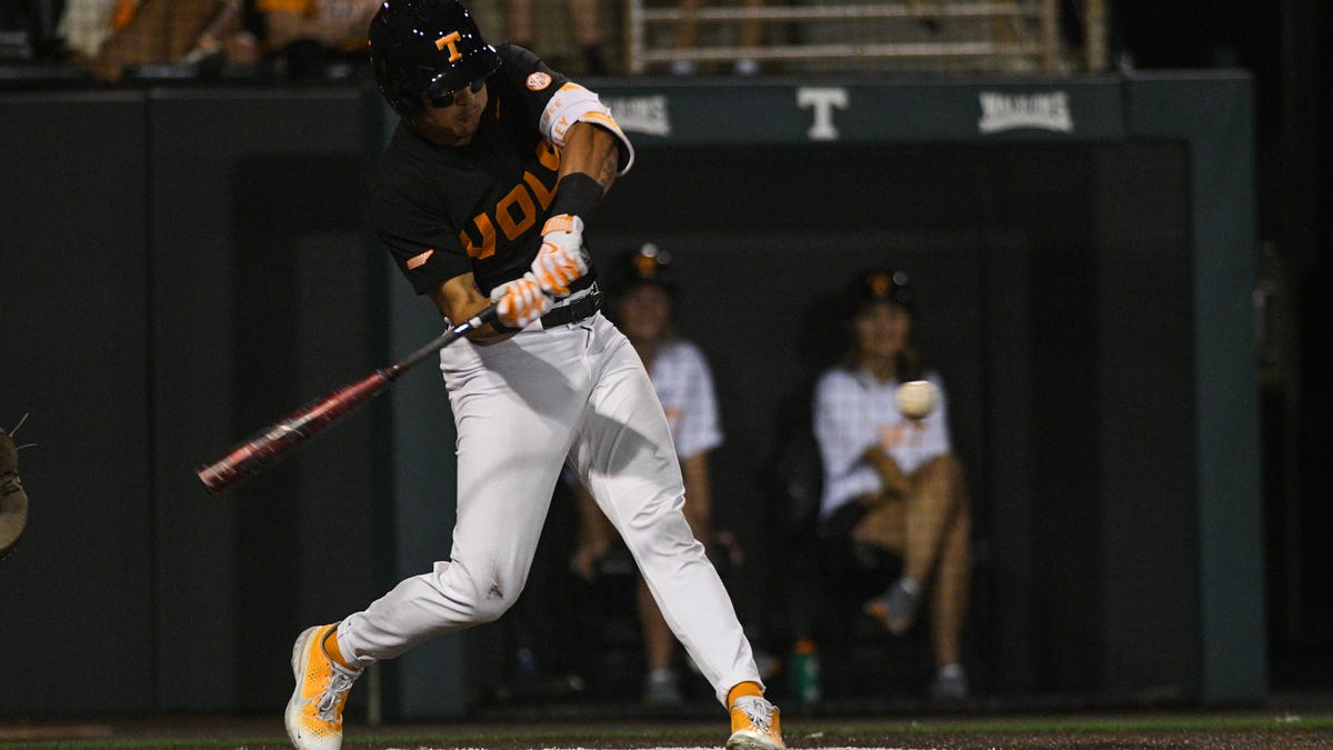 Tennessee baseball hammers Florida with 11-run inning to win series