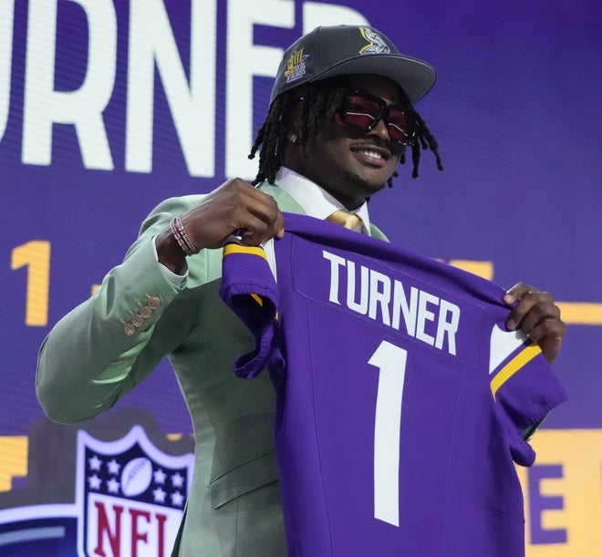 NFL draft trade tracker: Full list of deals; Vikings with two big first-round moves