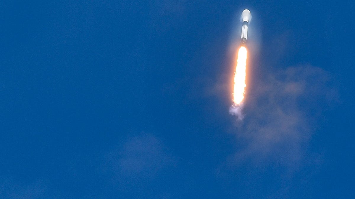 Pembaruan langsung dari peluncuran Starlink Falcon 9 di Cape