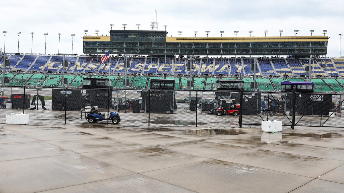 NASCAR Kansas race: AdventHealth 400 to start after 3 hour rain delay