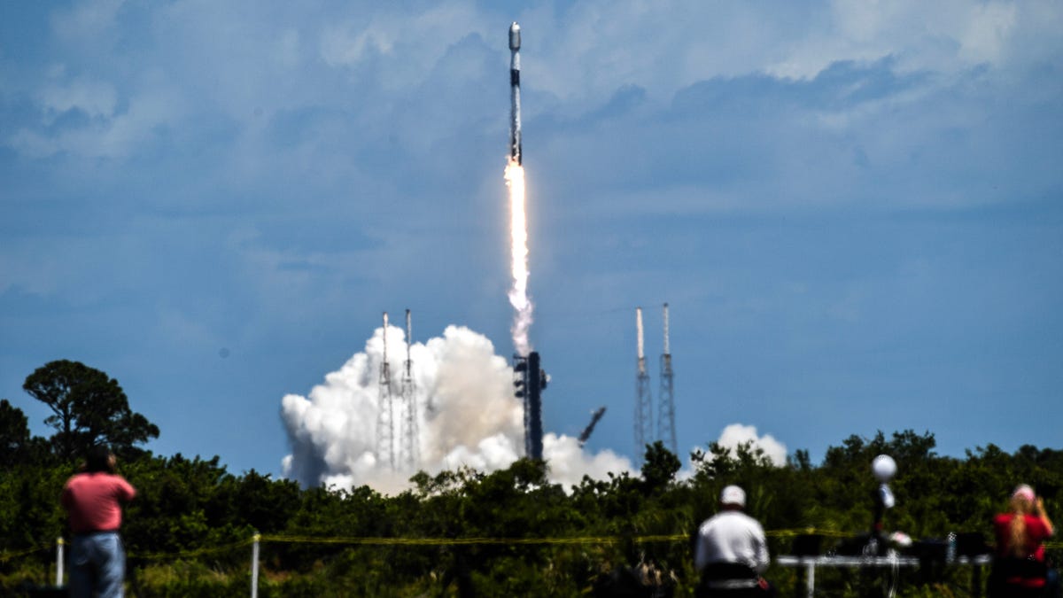 Aktualizacje na żywo ze startu Starlink Falcon 9 w KSC