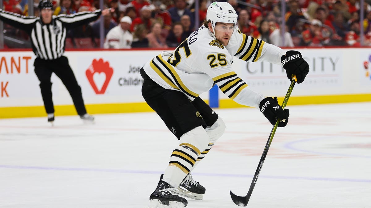 波士顿棕熊队球员布兰登·卡洛在儿子出生后打入 NHL 季后赛进球
