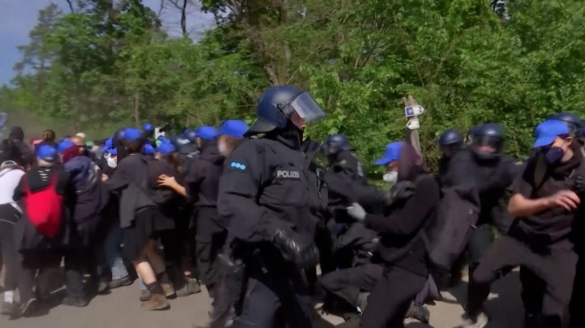 شاهد اشتباك الشرطة الألمانية مع المتظاهرين في مصنع تيسلا في برلين