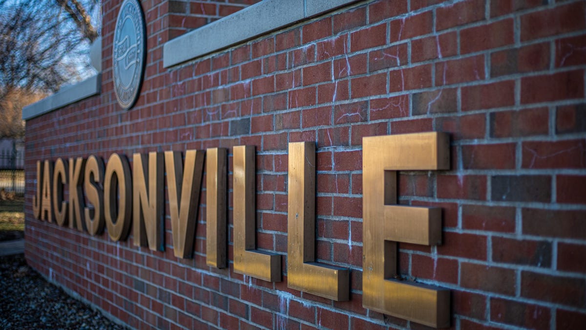These 2 Illinois cities will pay you thousands of dollars to live there These 2 Illinois cities will pay you thousands of dollars to live there