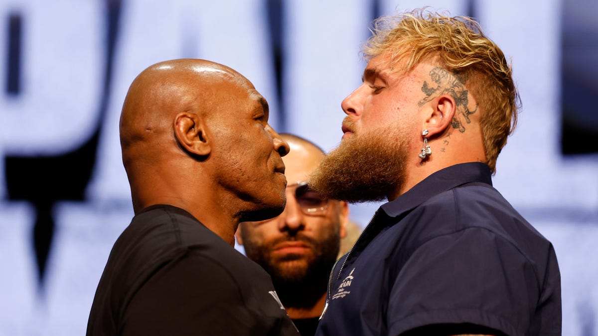 Mike Tyson e Jake Paul agem mal no evento para provocar uma briga, invertendo o “roteiro”.