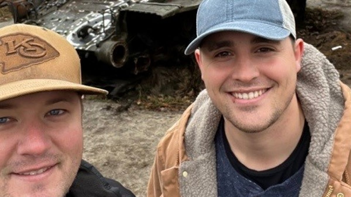 Двоє пожежників Спрінгфілду знімають документальний фільм у зруйнованій війною Україні.