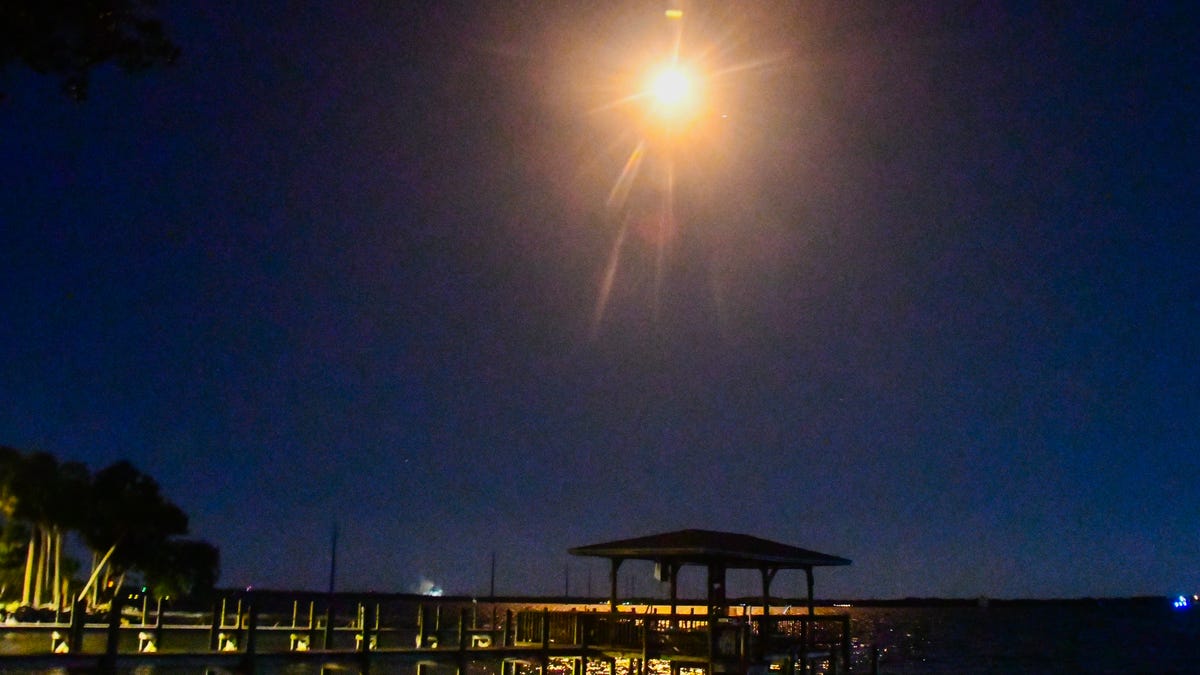 Eine SpaceX Falcon 9-Rakete erleuchtet den Nachthimmel über Space Coast, Florida