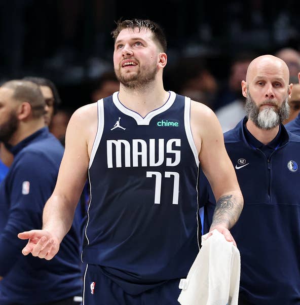 sur Le Roster. | Boston se fait peur face à Dallas, mais gagne le match 3 Game 3: The Dallas Mavericks' Luka Doncic reacts after fouling out against the Boston Celtics.